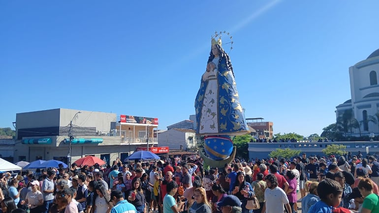 Los visitantes aprovecharon para admirar la imponente escultura de la Virgen.