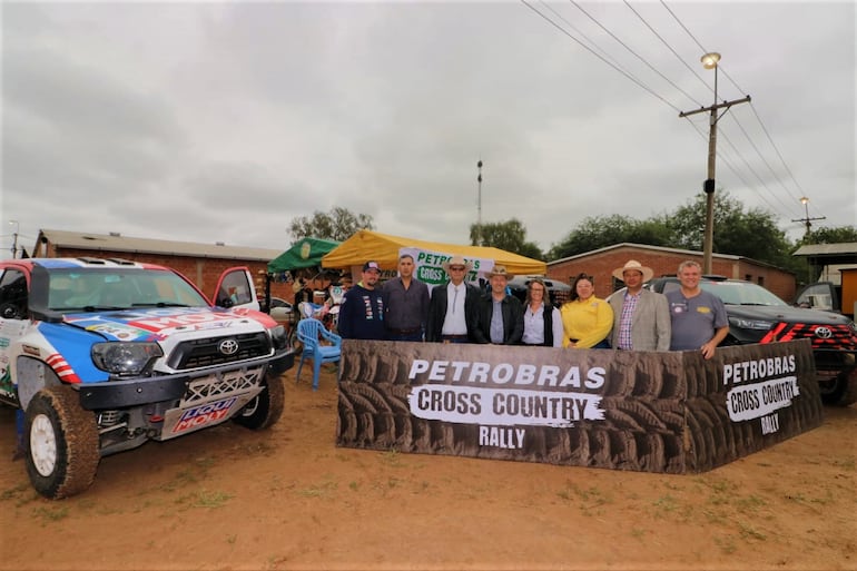 En la fila de izquierda a derecha: Gido Krahn, Juan Carlos Pérez, Edwin Pauls, Harold Bergen, Ruthie Bergen, Ivanna Curi López, Francisco Petersen y Renato Sosa. Fotografías: Nery Sanabria.