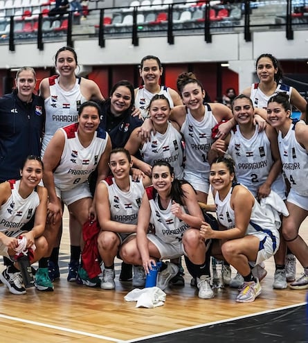 Las chicas de la selección nacional de básquet festejan el debut triunfal en el Sudamericano en Santiago de Chile.