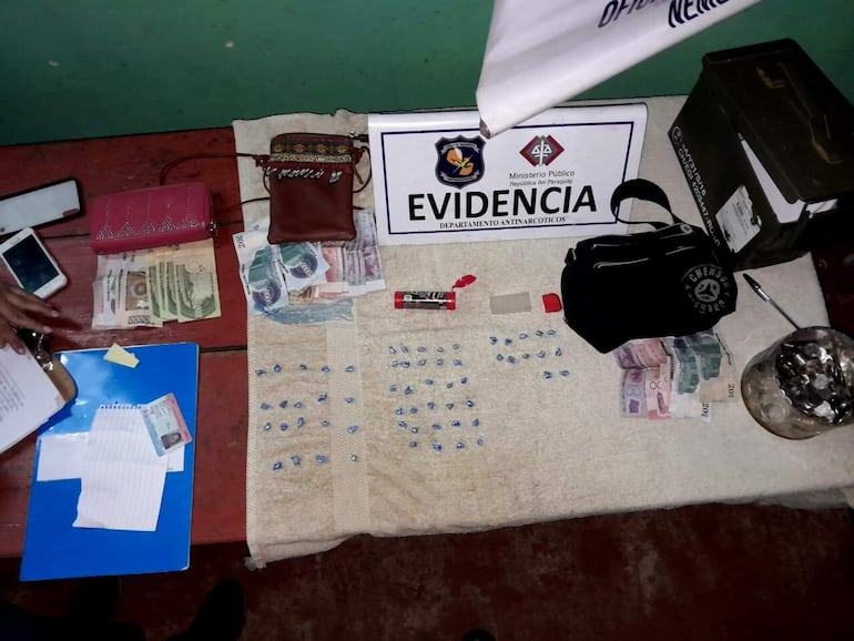 En casi todas las casa intervenidas se encontraron dosis de la droga, billetes de baja denominación, joyas en plata y celulares, estos últimos sería producto de la ventas ya efectuadas.