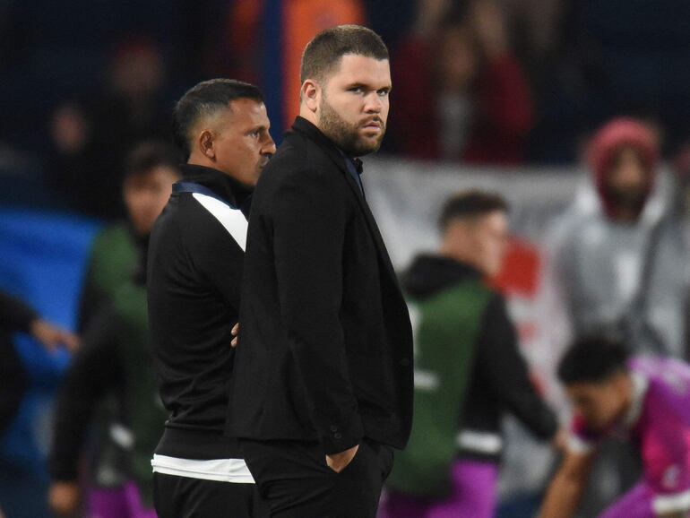 El paraguayo Ariel Galeano, entrenador de Libertad, durante un partido ante Nacional por el Grupo H de la Copa Libertadores 2024 en el estadio Gran Parque Central en Montevideo, Uruguay.