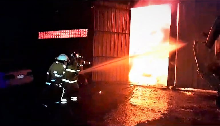 Bomberos Voluntarios estuvieron trabajando para controlar las llamas en un taller de Villa Elisa.