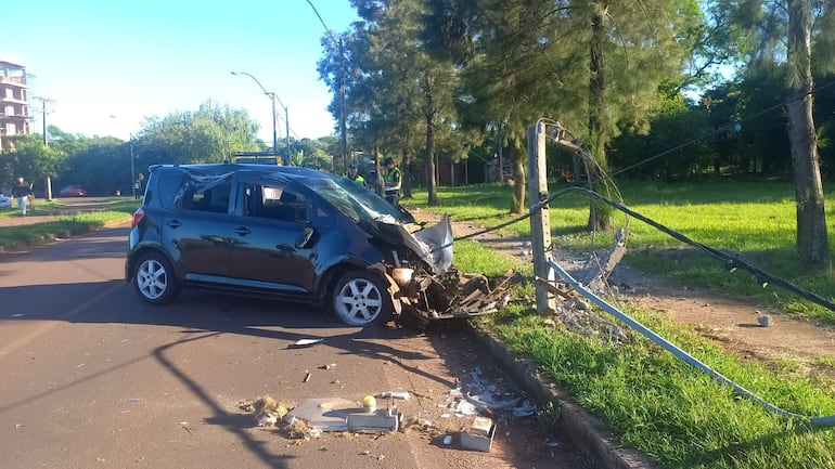 Conductor de plataforma chocó contra poste de tendido eléctrico en la costanera de Encarnación.