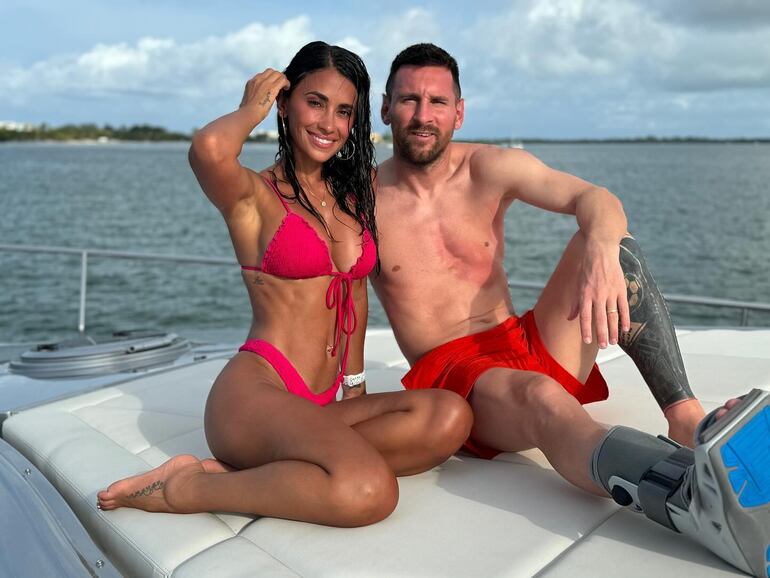 Antonela Roccuzzo y Lionel Messi paseando en alta mar.