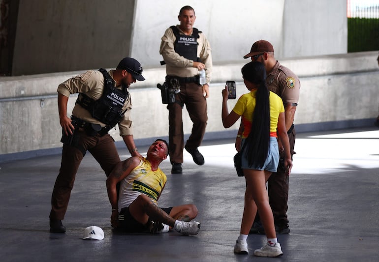 El ingreso al Hard Rock Stadium para la final de la Copa América 2024 fue desbordado por hinchas colombianos y argentinos, obligando al retraso del inicio del partido entre Argentina y Colombia. 