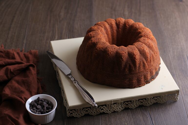 Torta de café con maní y chispas de chocolate.