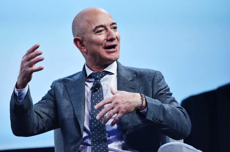 Jeffrey Preston Bezos es un empresario, ingeniero y magnate estadounidense, fundador, presidente ejecutivo y exdirector ejecutivo de la empresa de venta en línea Amazon 