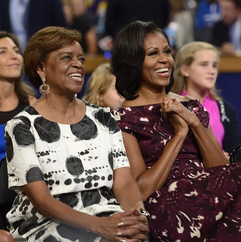 Michelle Obama (d), esposa del expresidente estadounidense, Barack Obama, y su madre Marian Robinson (i).