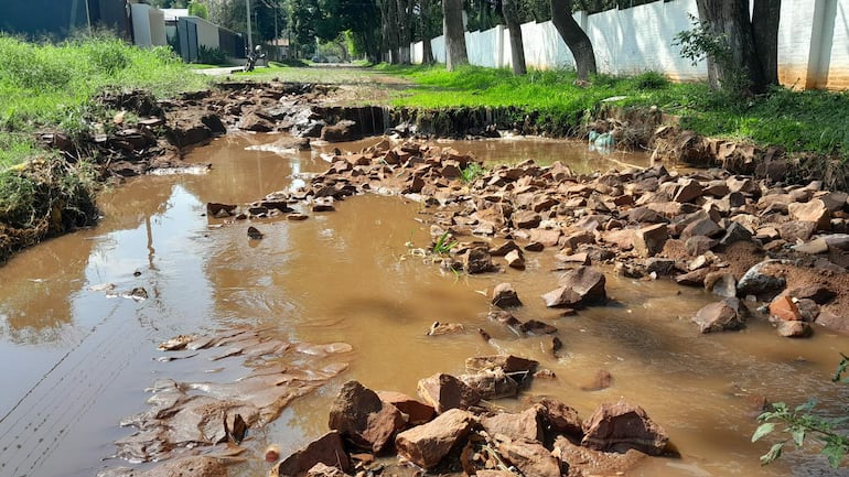 En estas condiciones se encuentra la calle Los Laureles del barrio Pai Ñu desde hace más de un año, y en donde la municipalidad supuestamente invirtió G. 200 millones.