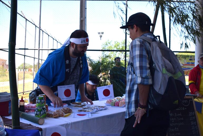 El sushi fue lo más requerido del stand de los japoneses.