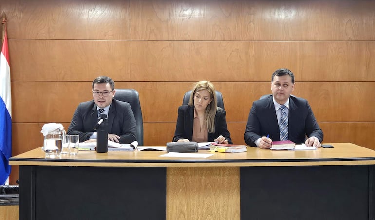 Jueces Pablino Barreto (izq.), Inés Galarza (presidenta) y Juan Dávalos, integrantes del Tribunal de Sentencia. 
