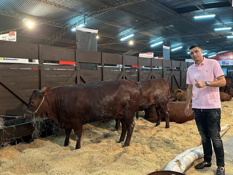 Óscar "Tacuara" Cardozo con algunos ejemplares de ganado vacuno de su estancia. (Instagram/Óscar Tacuara Cardozo)