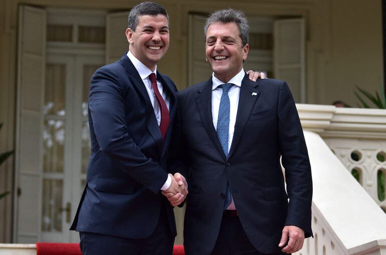 Presidente Santiago Peña saluda al ministro de Economía argentino Sergio Massa.