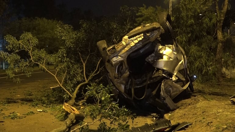 El automóvil que volcó tras impactar contra el paseo central de la avenida Silvio Pettirossi quedó destrozado.