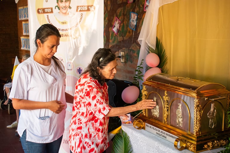 La reliquia peregrina de Chiquitunga visitó Hogar de Ancianos en Villarrica llevando fe y esperanza