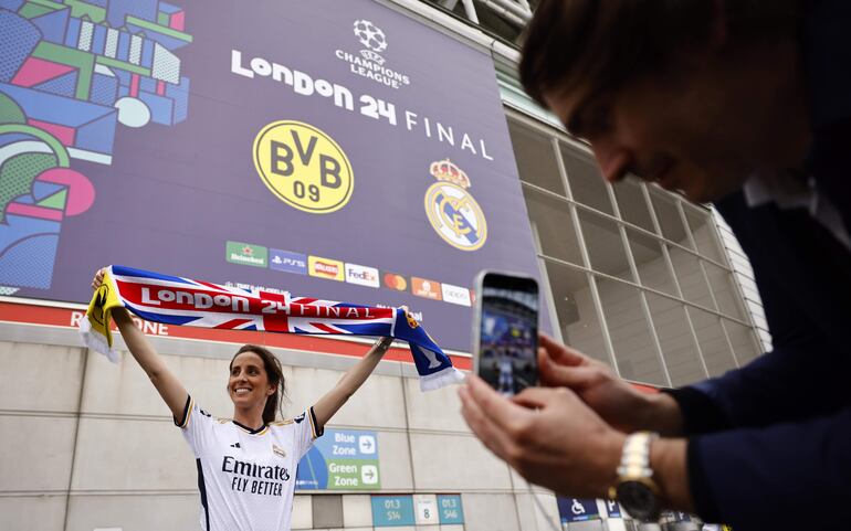 Los aficionados en los alrededores del estadio de Wembley antes de la final de la Champions League entre el Borussia Dortmund y el Real Madrid en Londres. 