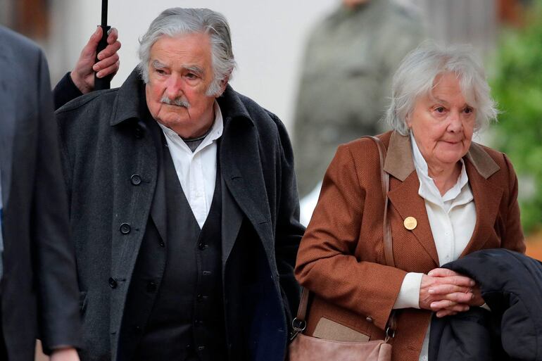 El expresidente de Uruguay, José Mujica junto a su esposa Lucía Topolansky. (AFP)