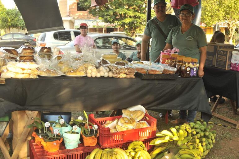 
Los puestos de ventas de la feriantes estuvieron llenos de productos frescos de la agricultura y sus derivados 