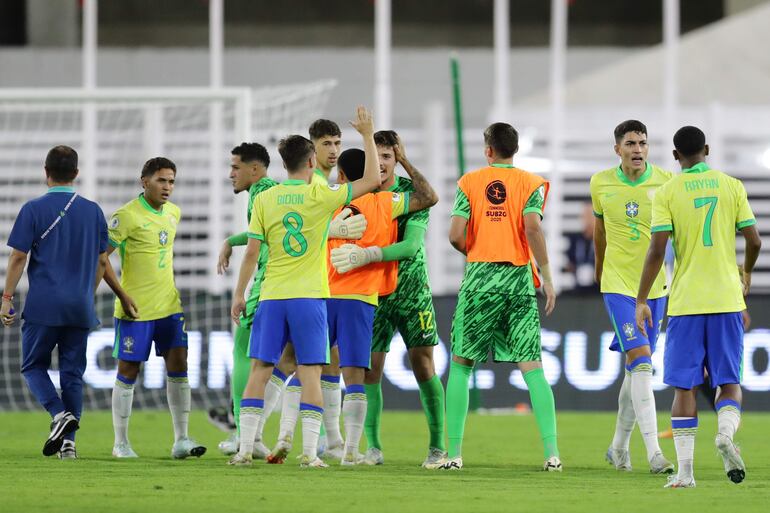 Jugadores de Brasil celebran la victoria este martes, en un partido del hexagonal final del Campeonato Sudamericano sub-20 entre las selecciones de Uruguay y Brasil, en el Estadio Nacional Brígido Iriarte en Caracas (Venezuela).