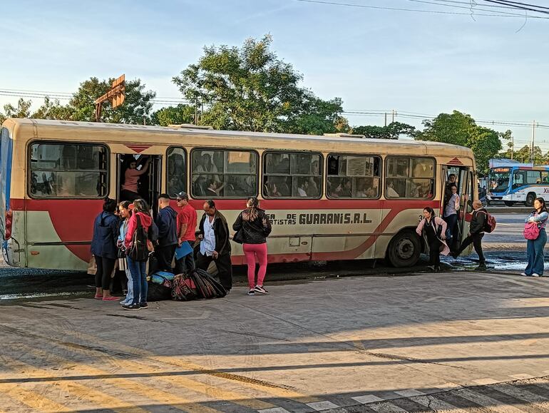 Colectivos repletos ante reguladas. Pasajeros arriesgan su vida viajando en la estribera.