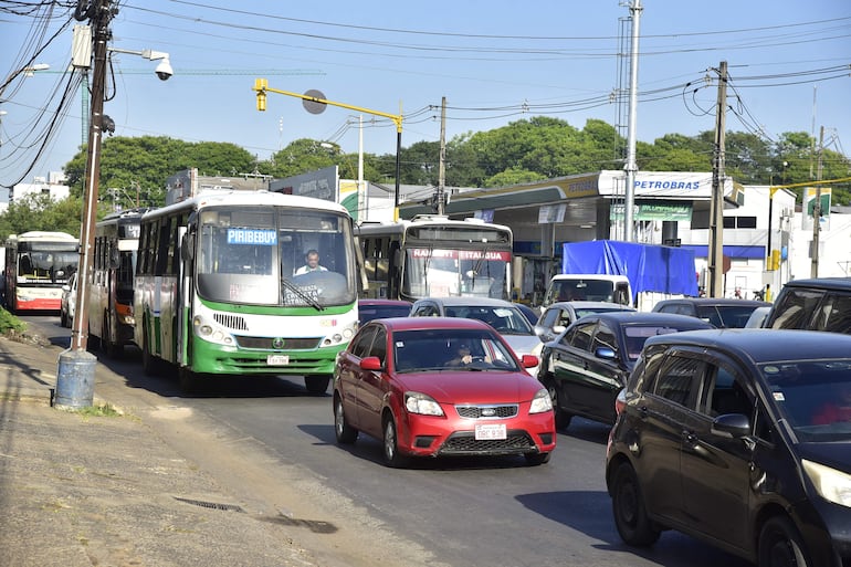 El semáforo de la avenida Boggiani es uno de los principales obstáculos, ante la falta de agentes de la PMT.