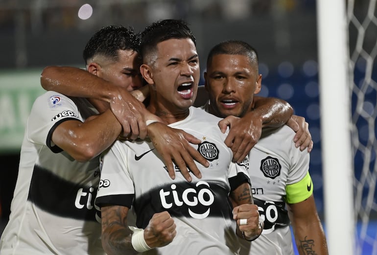 Derlis González (c), futbolista de Olimpia, celebra un gol en el partido ante Sol de América por la primera fecha del torneo Apertura 2024 del fútbol paraguayo en el estadio Defensores del Chaco, en Asunción.