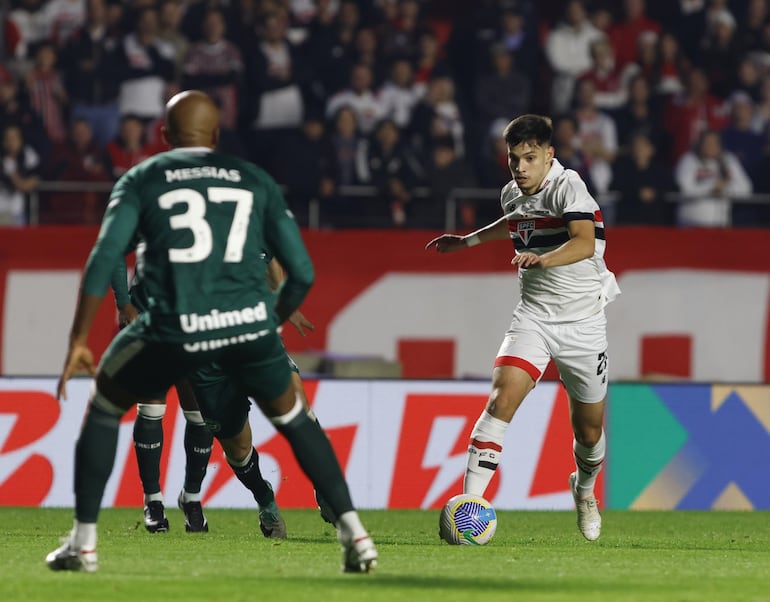 Damián Bobadilla en acción en el partido que São Paulo el ganó 2-0 al Goiás.