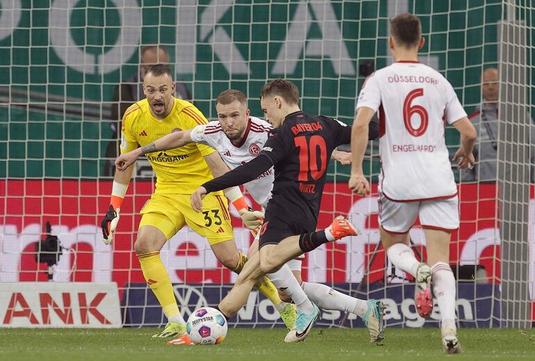 Leverkusen (Germany), 03/04/2024.- Leverkusen's Florian Wirtz (C) scores the 3-0 goal during the German DFB Cup semi-finale soccer match between Bayer 04 Leverkusen and Fortuna Duesseldorf in Leverkusen, Germany, 03 April 2024. (Alemania) EFE/EPA/RONALD WITTEK CONDITIONS - ATTENTION: The DFB regulations prohibit any use of photographs as image sequences and/or quasi-video.
