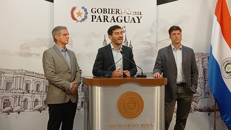 Vicente Scavone, Víctor Ibarrola y Eduardo Borgognon, representantes de la Teletón.