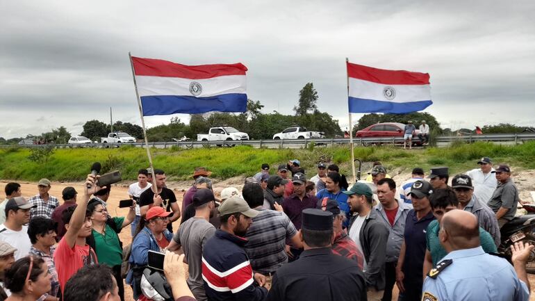 Pobladores de distintos barrios y compañías de Pilar, se manifestaron en la estación de control sobre el arroyo Ñeembucú, solicitan al MOPC que abran las compuertas para evitar que las aguas inunden las viviendas.