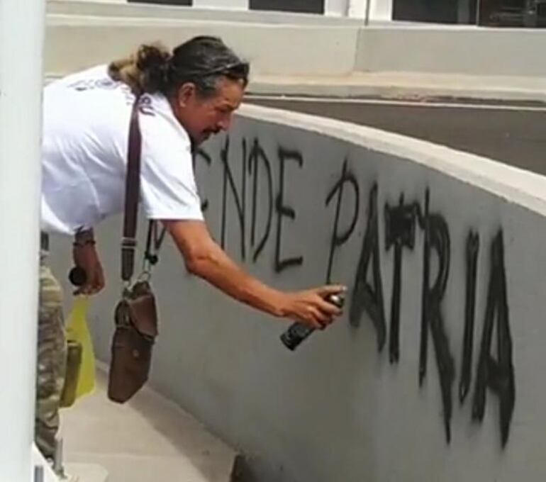 Rafael Esquivel, pintando un mural. El artista plástico hoy está tras las rejas. 