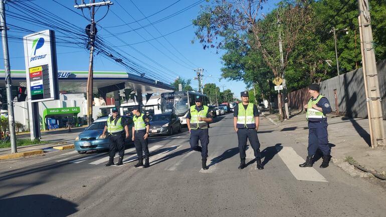 La Policía Nacional en la zona del Instituto Paraguayo del Indígena (Indi)