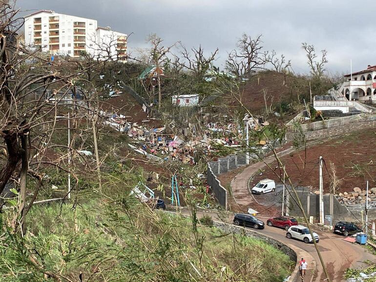 Una fotografía tomada el 15 de diciembre de 2024 muestra una pila de escombros de láminas de metal, madera, muebles y pertenencias después de que el ciclón Chido azotara el territorio francés de Mayotte, en el Océano Índico.