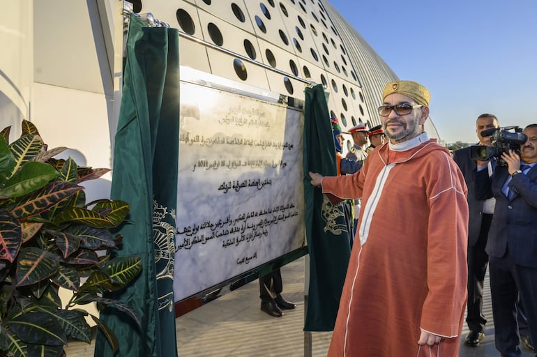 El rey Mohammed VI (c).