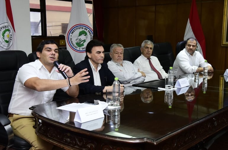 Conferencia de prensa brindada por autoridades del Instituto de Previsión Social, sobre presuntas irregularidades en el manejo de fideicomisos.