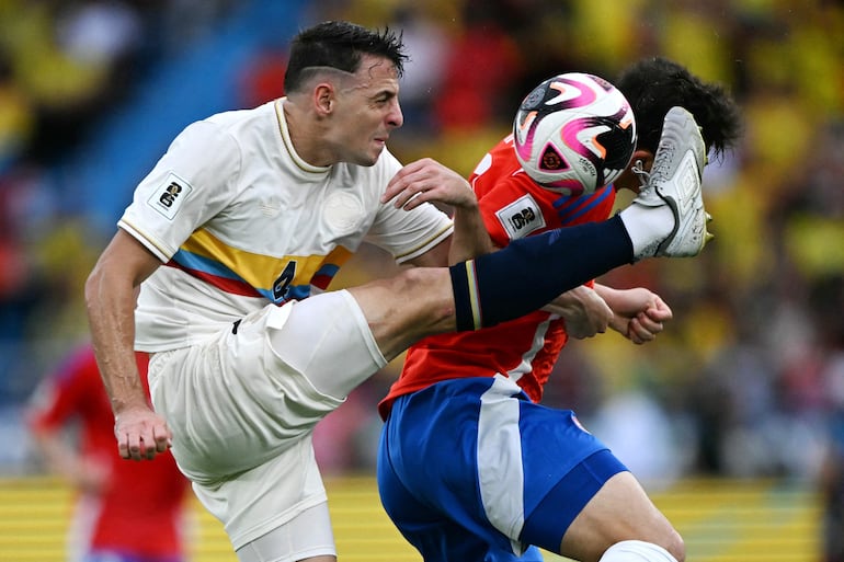 TOPSHOT - Colombia's defender #04 Santiago Arias and Chile's forward #07 Gonzalo Tapia fight for the ball during the 2026 FIFA World Cup South American qualifiers football match between Colombia and Chile at the Roberto Melendez Metropolitan stadium in Barranquilla, Colombia, on October 15, 2024. (Photo by Luis ACOSTA / AFP)