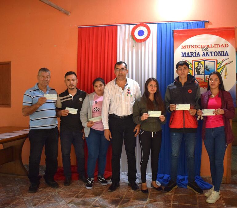 El intendente local, Luis Carlos Ledezma (ANR ) , entregó cheque de G.400.000 a seis estudiantes y los otros ocho jóvenes pasarán dentro de la semana.