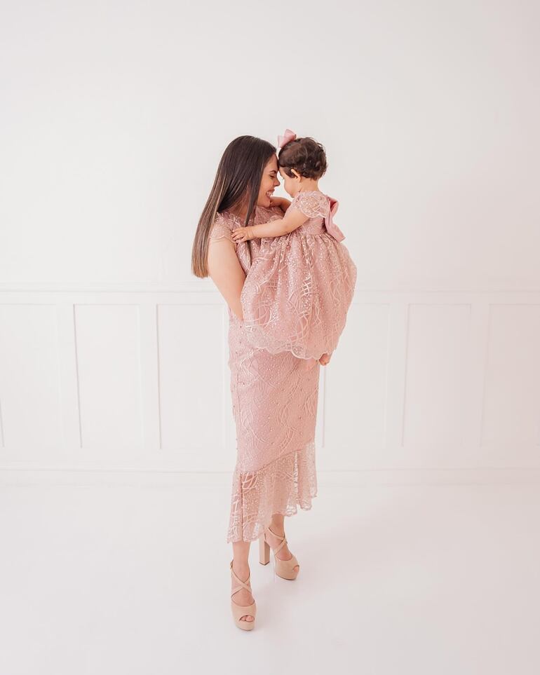 Kiara Aguilar y Aitana con estilismos coordinados que giraron en torno al color rosa. (Instagram/Kiara Aguilar)