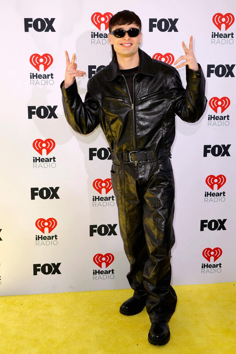 Peso Pluma fue otro famoso que optó por el look "Total Black" para asistir a los iHeartRadio Music Awards 2024. (Frazer Harrison/Getty Images/AFP)
