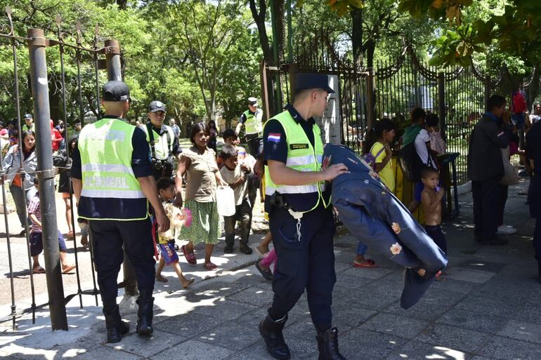 Policía Nacional acompaña el despeje de las comunidades indígenas que amanecieron en la Plaza Uruguaya.