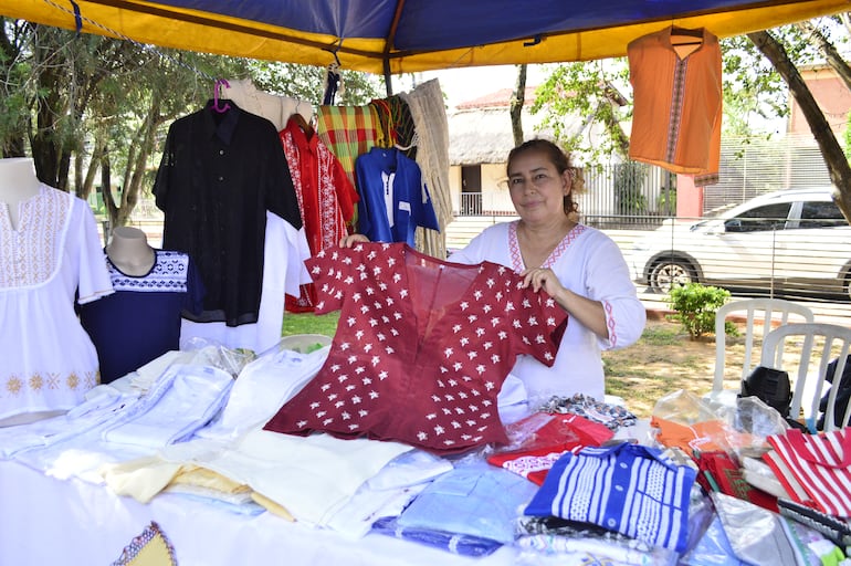 Norma Cristaldo, vendedora de la Expo Feria Ao Po'i "Tesoros del Paraguay".