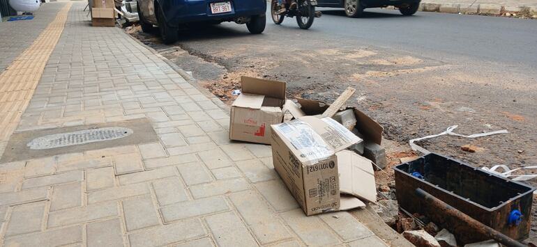 cajas de cartón, escombros, en la calle