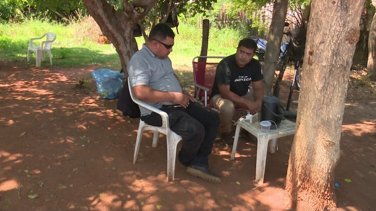 Dos de los guardias de Orlando Arévalo, quien dijo que teme por su seguridad. Montan guardia permanente frente a su fastuosa casa de Lambaré.