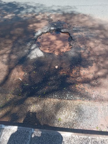 Cada vez el bache crece más y se pierden muchos litros de agua a causa de caño roto