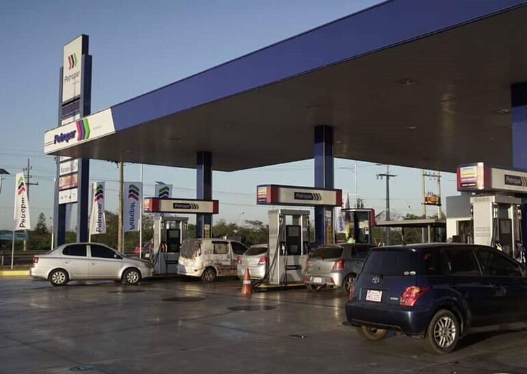 El 13 de marzo último, Petropar y emblemas privados subieron los precios de los combustibles.