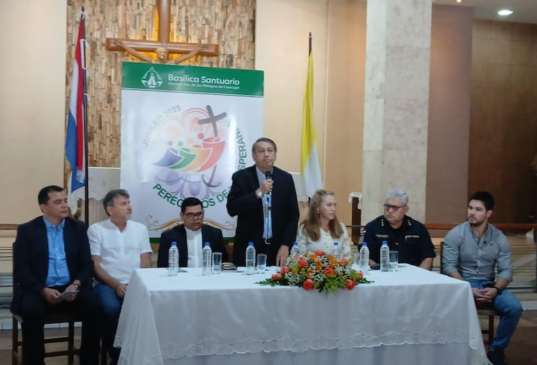 Integraron la mesa el intendente de Caacupé Diego Riveros (PLRA), el gobernador de Cordillera Denis Lichi (ANR), el rector de la basilica presbítero Rubén Dario Ojeda, la ministra de salud Teresa Baran, Crio. Omar Méndez y el ministro de la niñez Walter Gutiérrez.