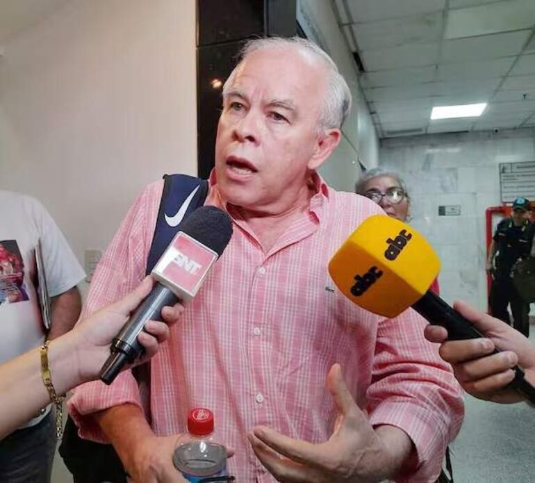 Walter Bower, exministro del Interior condenado a 15 años de cárcel por torturas a policías el sábado pasado. El Tribunal de Sentencia que lo condenó decretó su prisión preventiva y a pedido de la defensa, realizará hoy una audiencia de revisión de medidas.