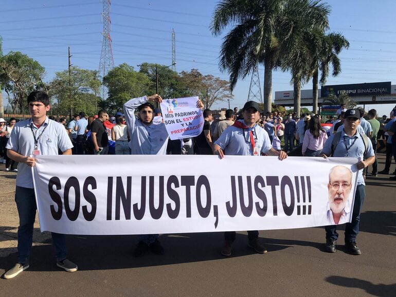 Protesta de empleados desvinculados de Itaipú esta mañana en Hernandarias, Alto Paraná.