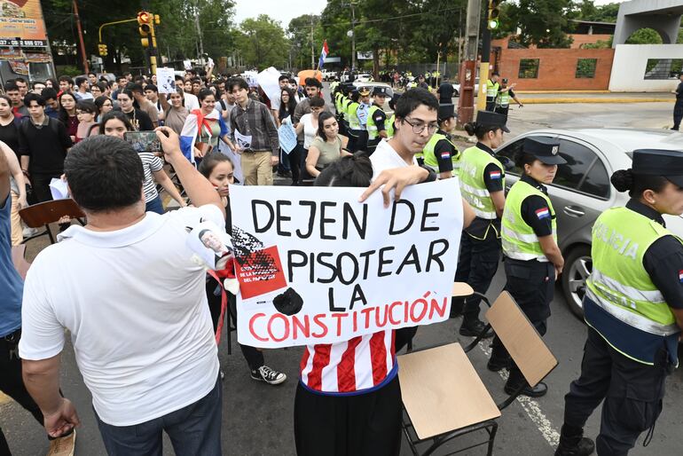 La gente empezó a movilizarse en defensa de la democracia y en repudio a la corrupción, al nepotismo.