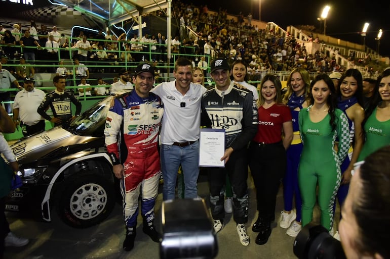 Diego Domínguez, padre e hijo, posan junto al presidente Santiago Peña, en la ceremonia de largada celebrada anoche, en la que DDB y Fau Zaldívar, fueron nombrados como embajadores de la marcha país, por llevar en alto el nombre de Paraguay en el WRC.  